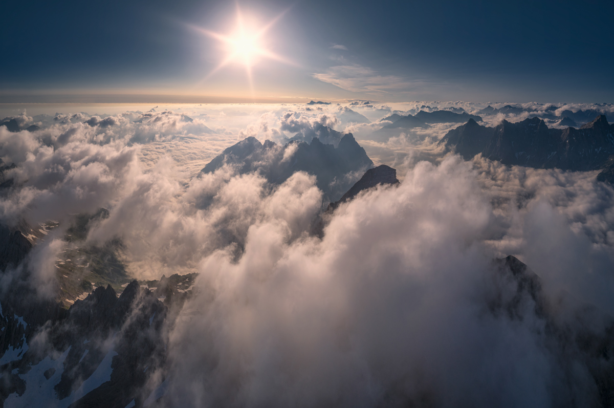 Hochvogel über dem Wolkenmeer, Sonnenstern über schroffen Gipfeln bei Hinterstein, Sommerliches Bergdrama in den Allgäuer