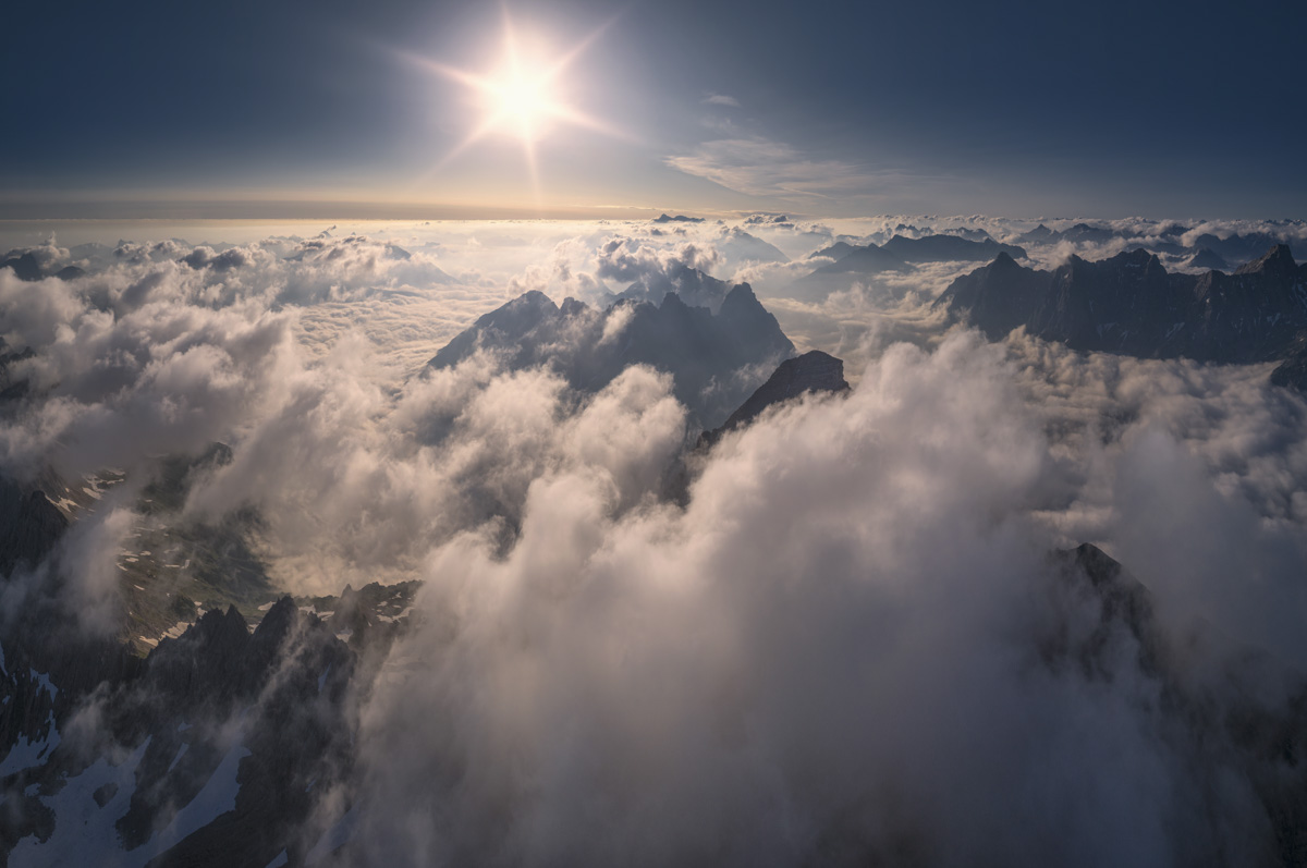 Hochvogel über dem Wolkenmeer bei Hinterstein, Sonnenstern über dramatischen Bergsilhouetten, Sommerliches Hochgebirge über