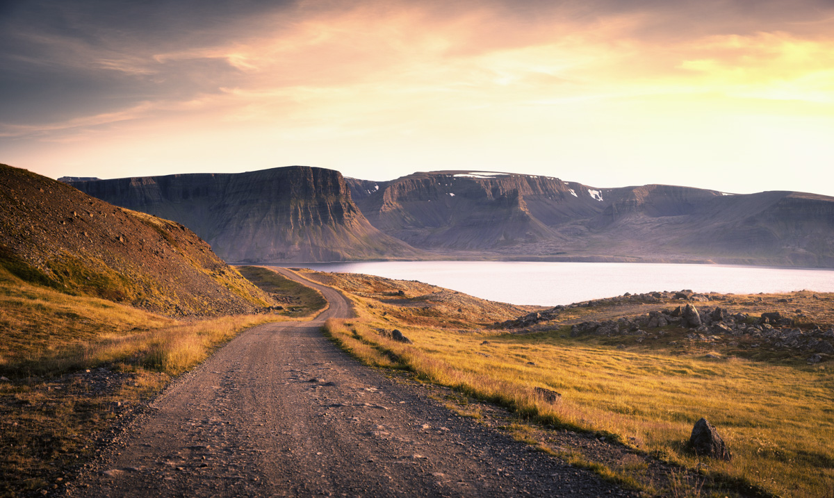 Schotterpiste zu den Westfjorden, Tafelberge am Fjord im goldenen Licht, Roadtrip - Reisefotografie Island
