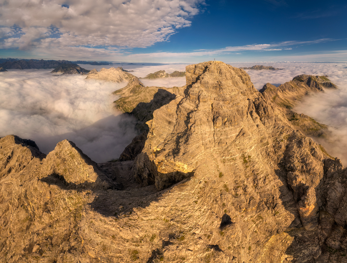 Allgäuer Felsgipfel im Goldlicht, Schroffe Berge über dem Wolkenmeer bei Hinterstein, Sommerlicher Sonnenuntergang