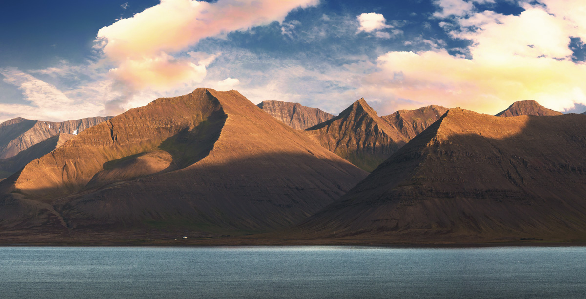 Fjord-Panorama mit spitzen Bergen, Dramatisches Streiflicht am Meer, Bergkette - Landschaftsfotografie Island