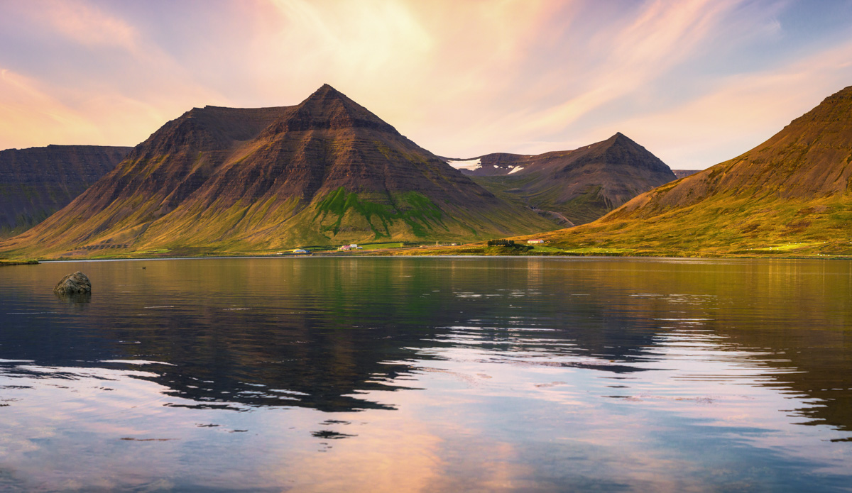Pyramidenberg am Fjord, Spiegelung bei Sonnenuntergang, Warme Abendstimmung - Landschaftsfotografie Island