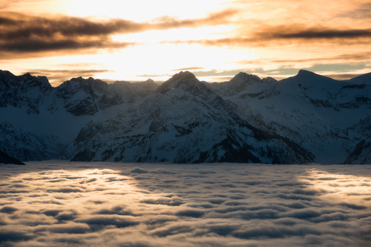 Riedberger Horn im Nebelmeer, Winterlicher Sonnenaufgang über Balderschwang, Verschneite Bergkette im Alpenglühen