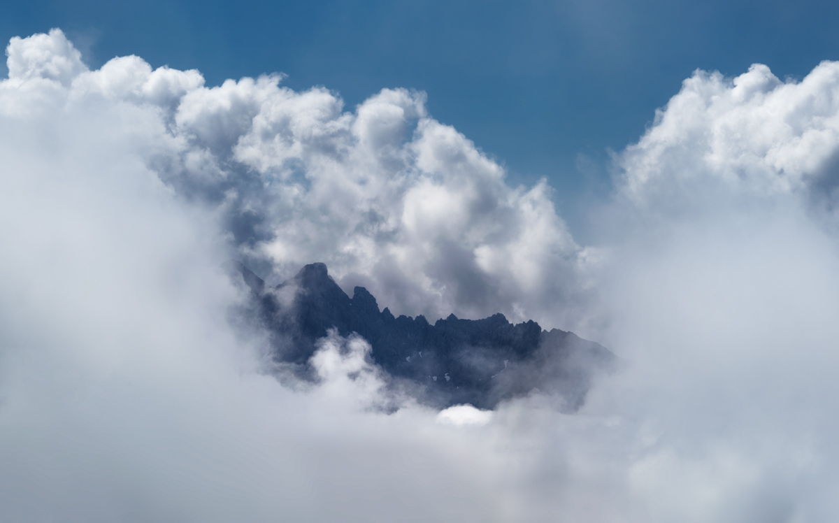 Großer Krottenkopf durch die Wolkenlücke, Nebelhorn-Blick über das Wolkenmeer bei Oberstdorf, Verborgene Gipfel