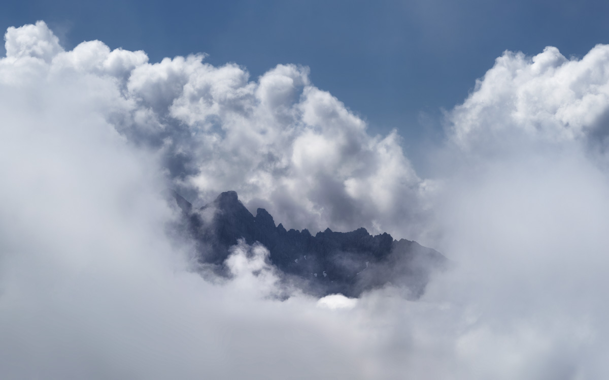Großer Krottenkopf in Wolken, Felsgipfel durchbricht Wolkendecke vom Nebelhorn, Dramatische Bergwelt - Oberstdorf
