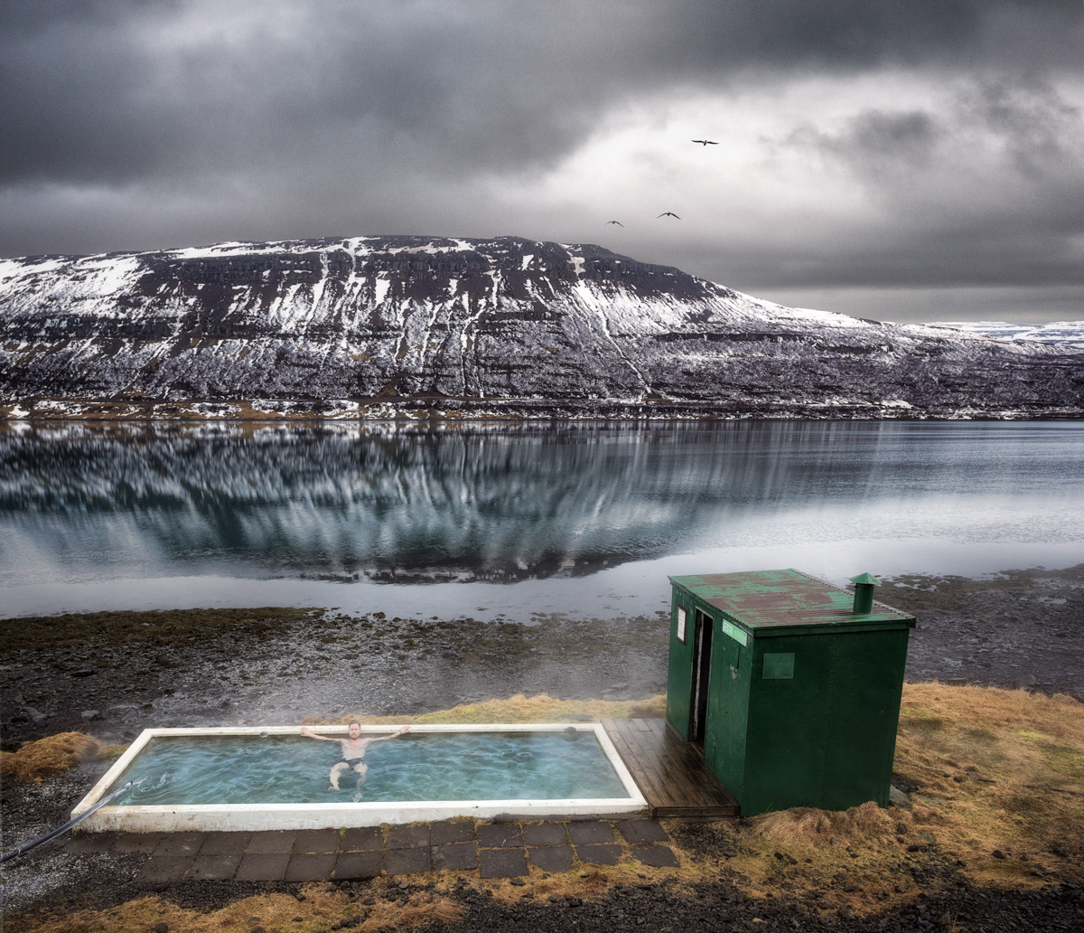 Hot Pot am Fjord Mjóifjörður, Baden im Winter mit Bergblick, Geothermie - Reisefotografie Island