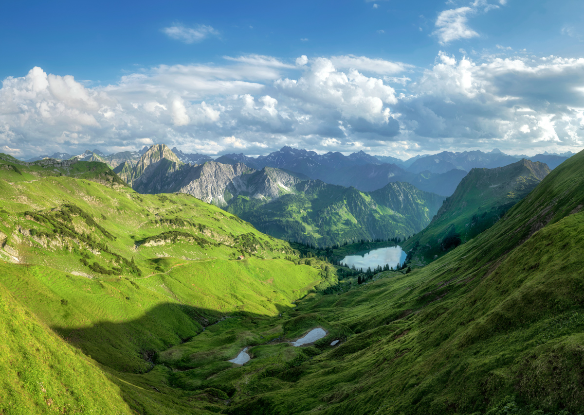 Seealpsee mit Höfats, Sattgrüne Almwiesen am Nebelhorn bei Oberstdorf, Sommerliches Bergidyll in den Allgäuer Alpen