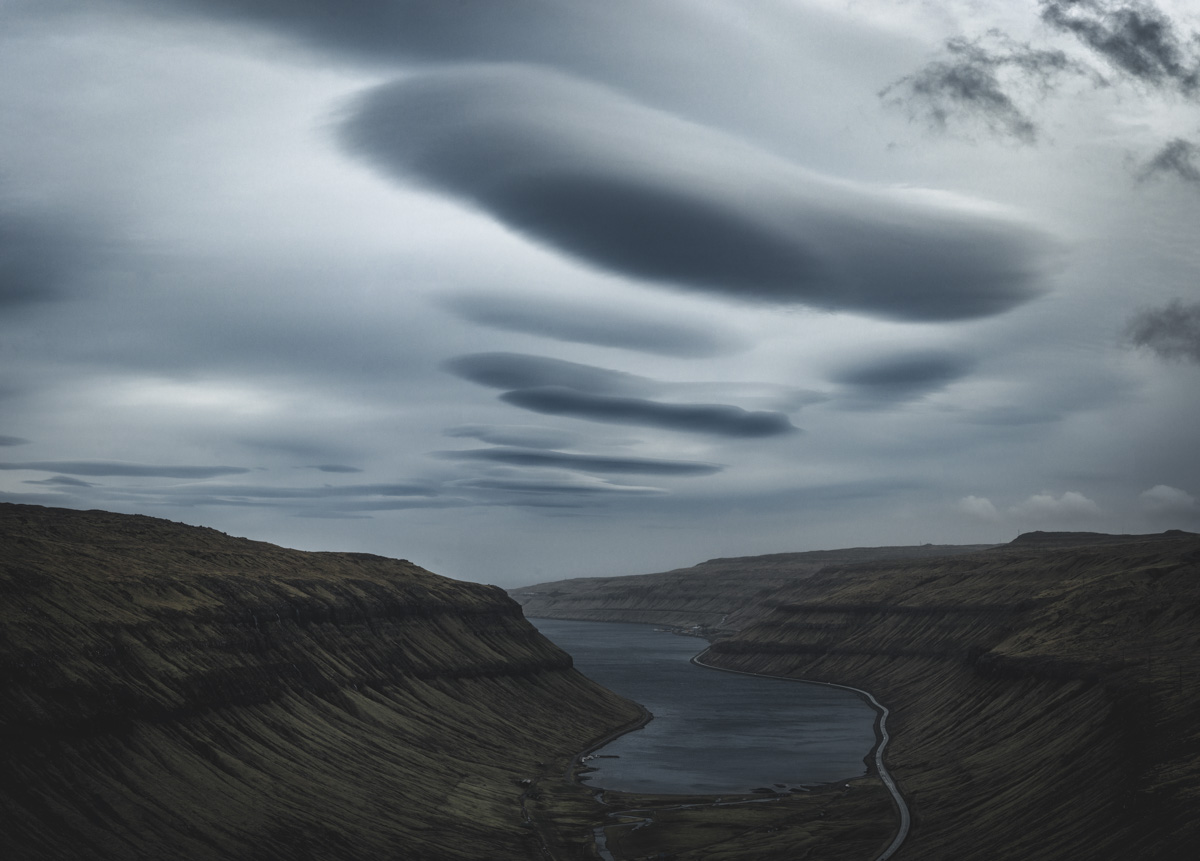 Färöer, Lenticularis-Wolken über düsterem Fjord, Surreale Wolkenformation - Landschaftsfotografie Färöer-Inseln