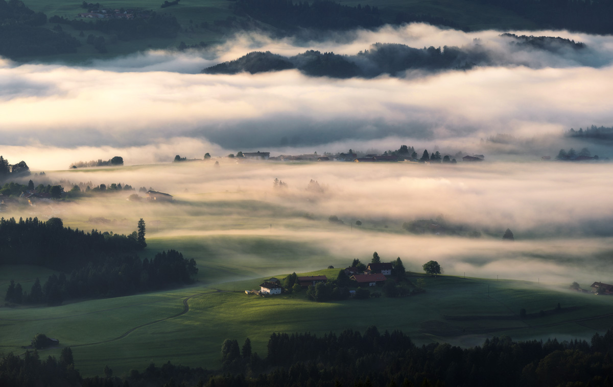 Nebelmeer über dem Allgäu, Bauernhöfe im Morgennebel bei Oberstdorf, Sommerliche Nebelstimmung - Oberallgäu