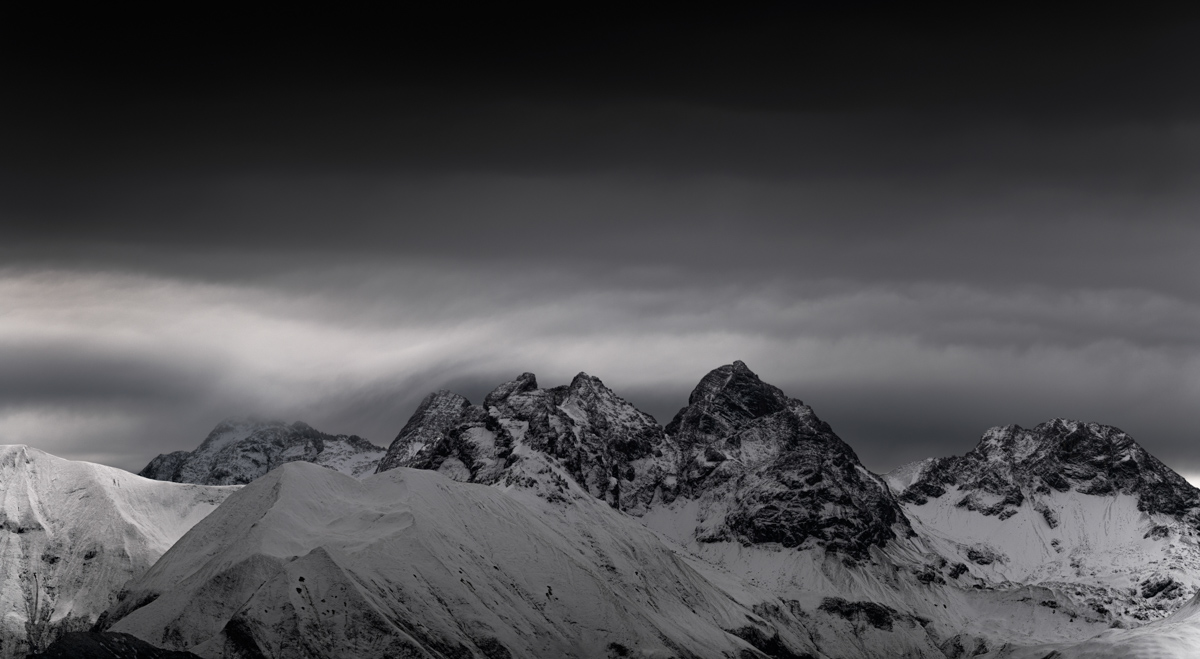 Allgäuer Gipfelkette in Schwarzweiß, Dramatische Winterstimmung über verschneiten Bergen bei Oberstdorf, Monochrome
