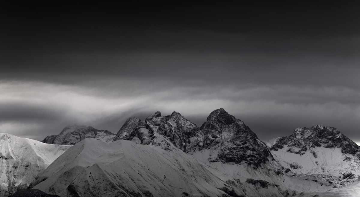 Allgäuer Hochalpen in Schwarz-Weiß, Verschneite Gipfelkette bei Oberstdorf, Dramatisches Winterpanorama - Oberallgäu