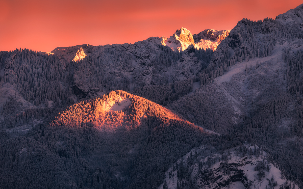Tegelberg im Alpenglühen, Intensiv roter Sonnenuntergang über verschneitem Füssen, Winterabend im Ostallgäu