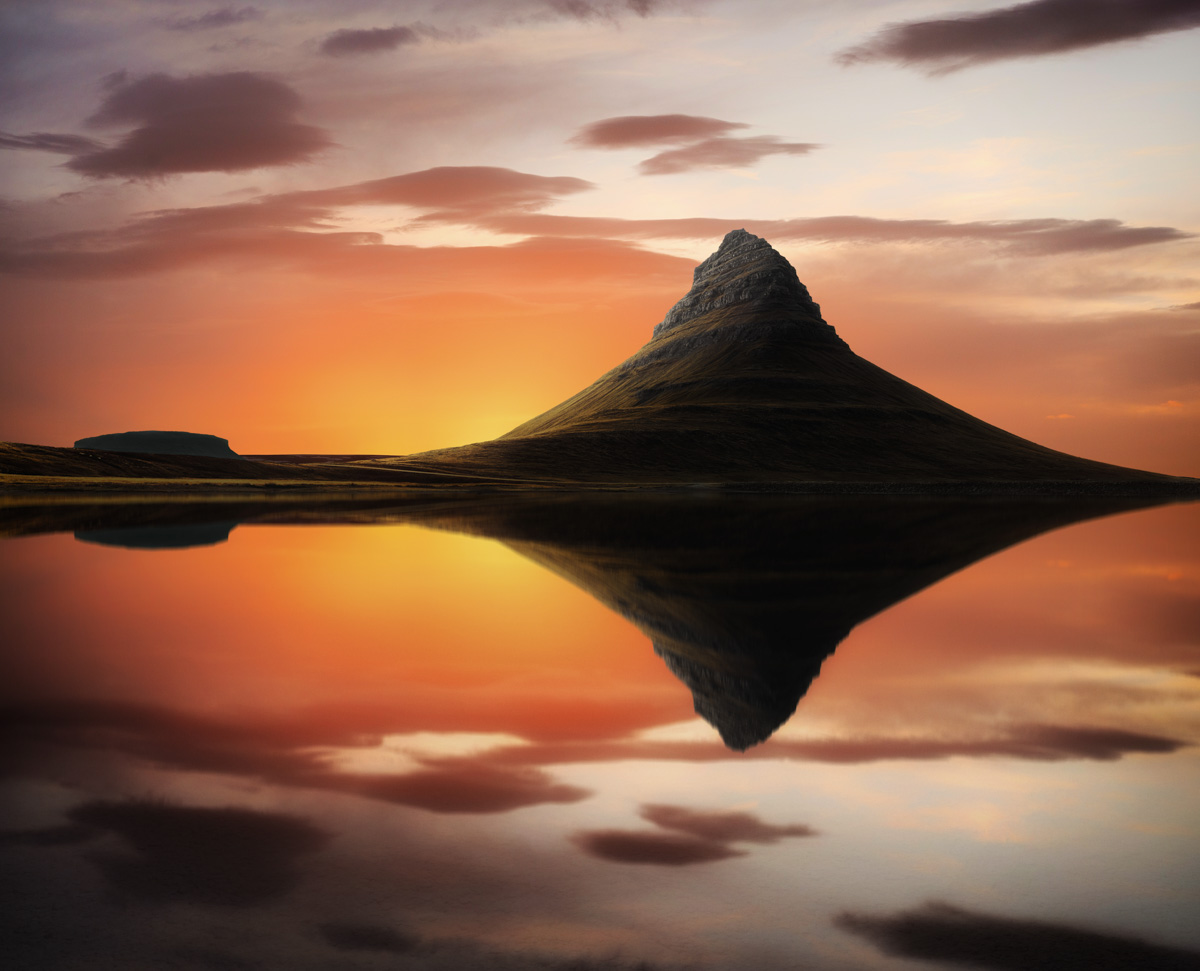Kirkjufell Spiegelung bei Sonnenuntergang, Orange Himmel über Snæfellsnes, Perfekte Symmetrie - Kunstfotografie Island