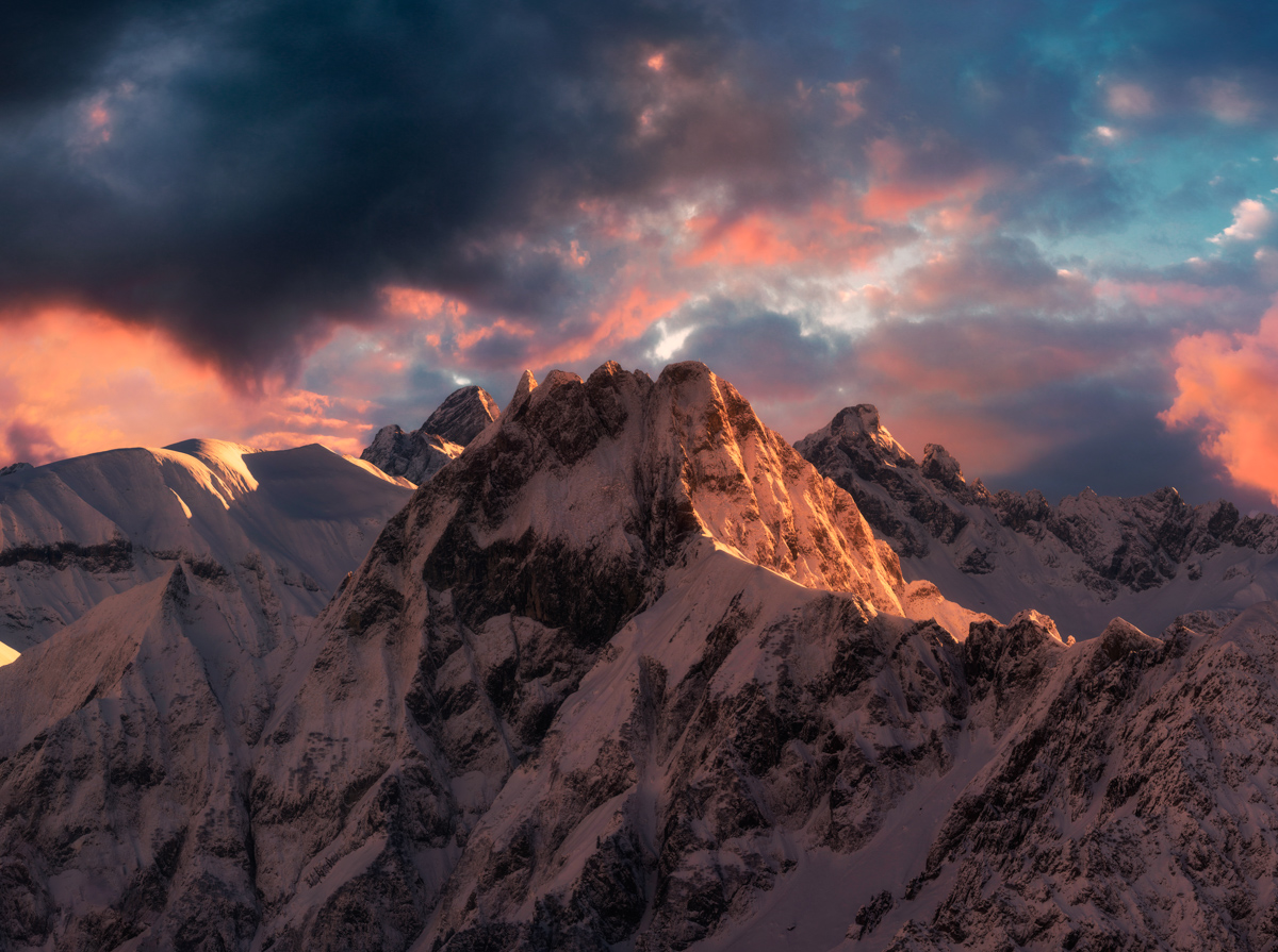 Oberstdorf, Verschneite Höfats im dramatischen Abendlicht, Alpenglühen mit Wolkendrama am Nebelhorn - Landschaftsfotografie
