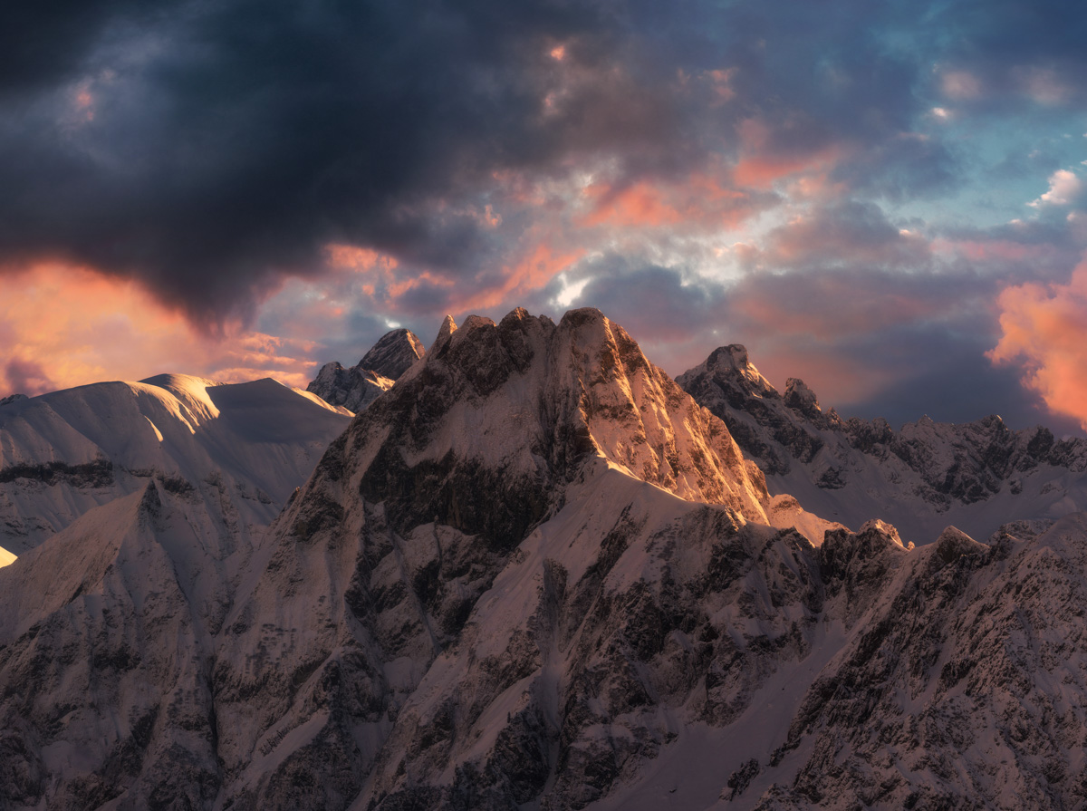 Höfats im dramatischen Alpenglühen, Verschneite Felswände unter Gewitterwolken, Winterlicher Sonnenuntergang vom Nebelhorn