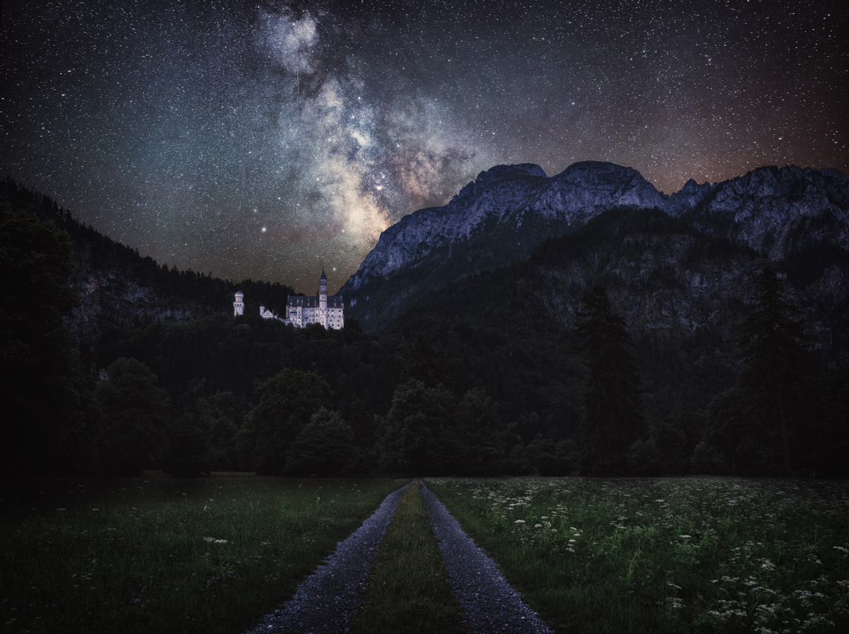 Schloss Neuschwanstein unter der Milchstraße, Sternennacht über Füssen, Kosmisches Märchenschloss - Ostallgäu