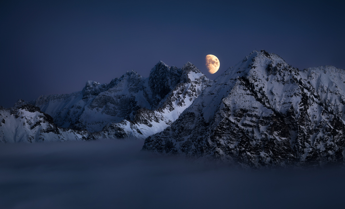 Mondaufgang über Rubihorn und Nebelhorn, Verschneite Allgäuer Gipfel über Nebelmeer bei Obermaiselstein, Winterliche