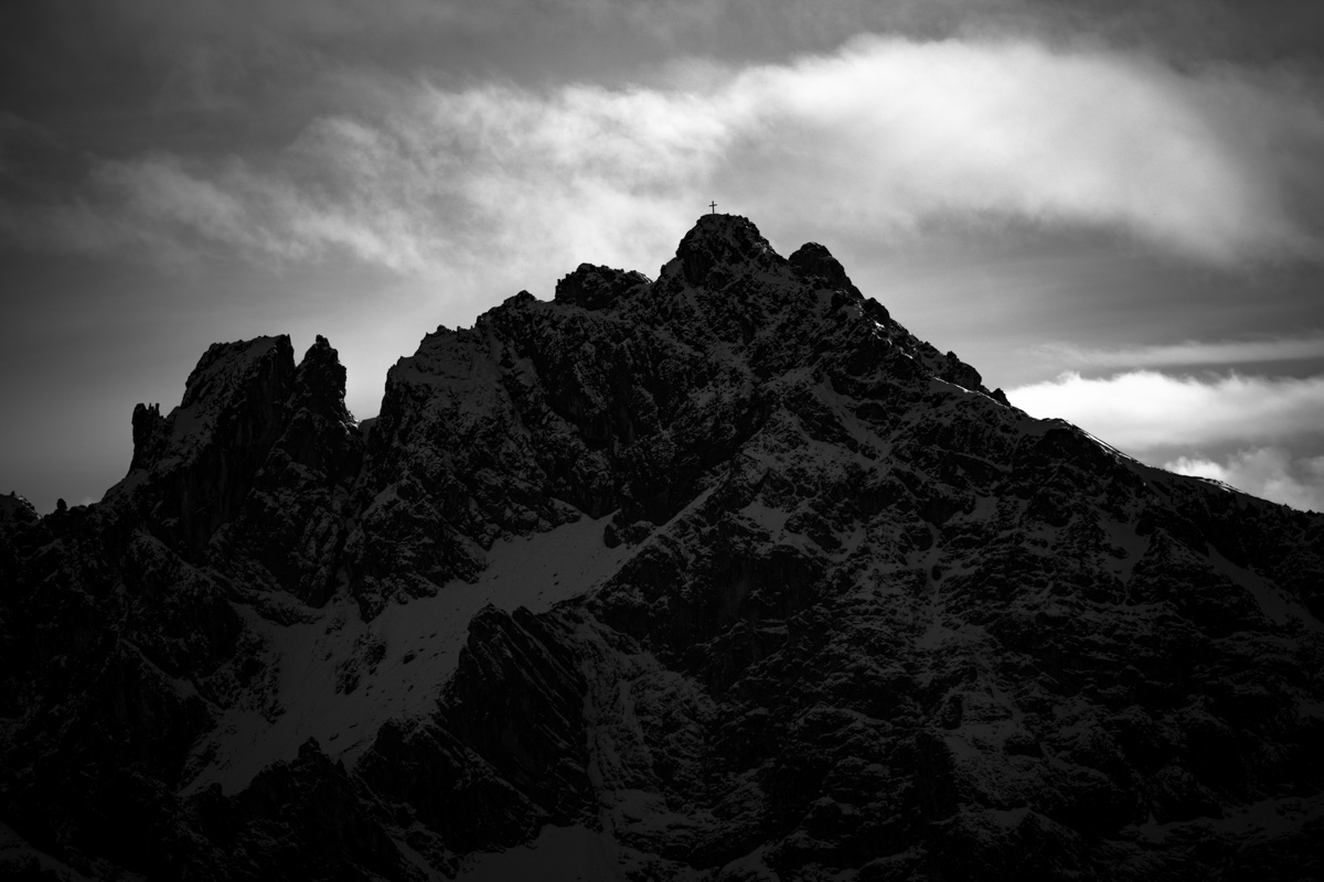Gipfelkreuz in Schwarz-Weiß, Zerklüftete Bergsilhouette bei Oberstdorf, Dramatische Felswand - Allgäuer Alpen