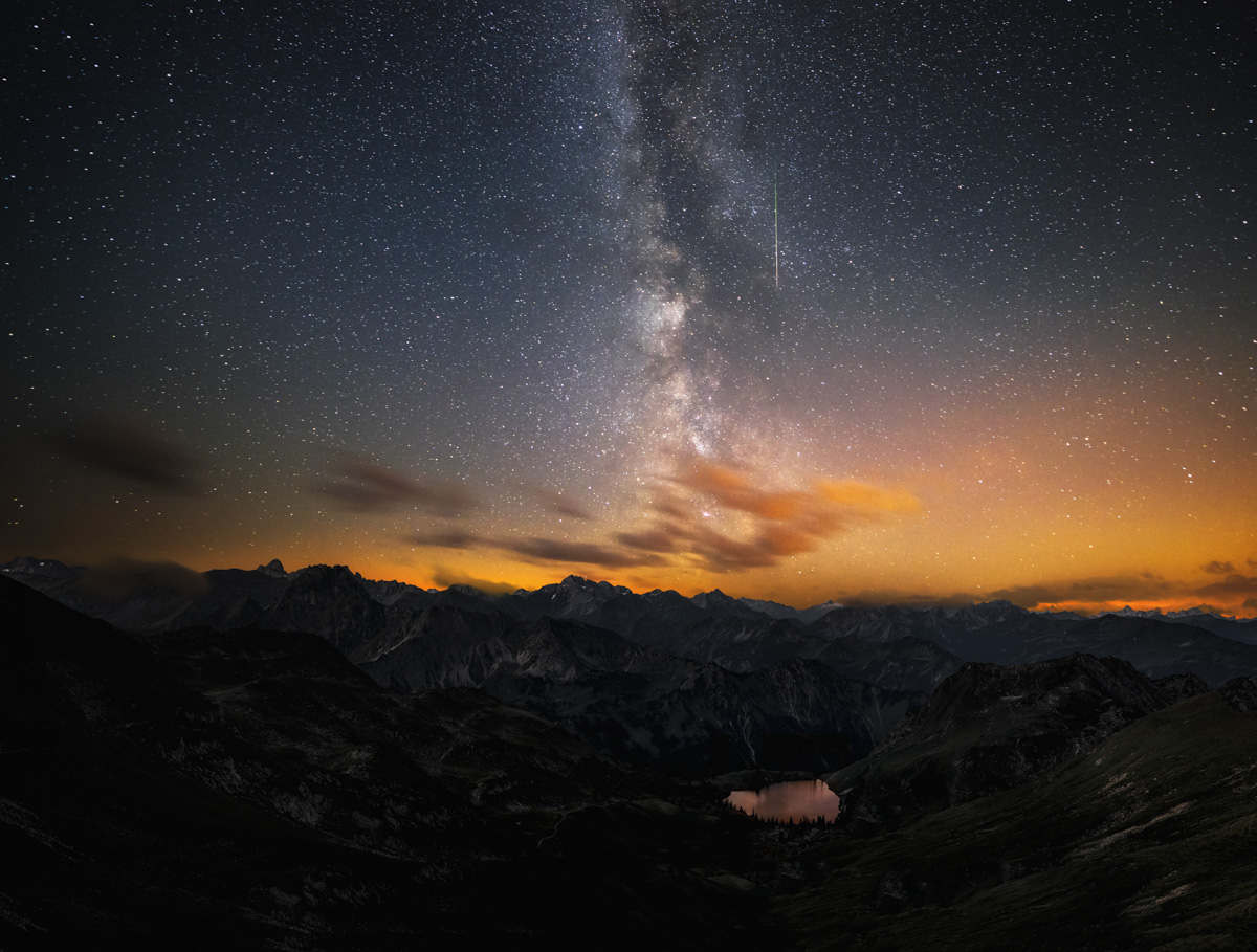 Milchstraße über dem Seealpsee, Sternenpanorama vom Nebelhorn bei Oberstdorf, Kosmische Alpennacht - Oberallgäu