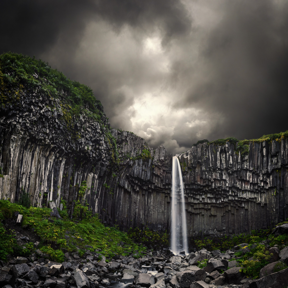 Svartifoss Wasserfall, Schwarze Basaltsäulen im Skaftafell, Dramatische Natur - Landschaftsfotografie Island