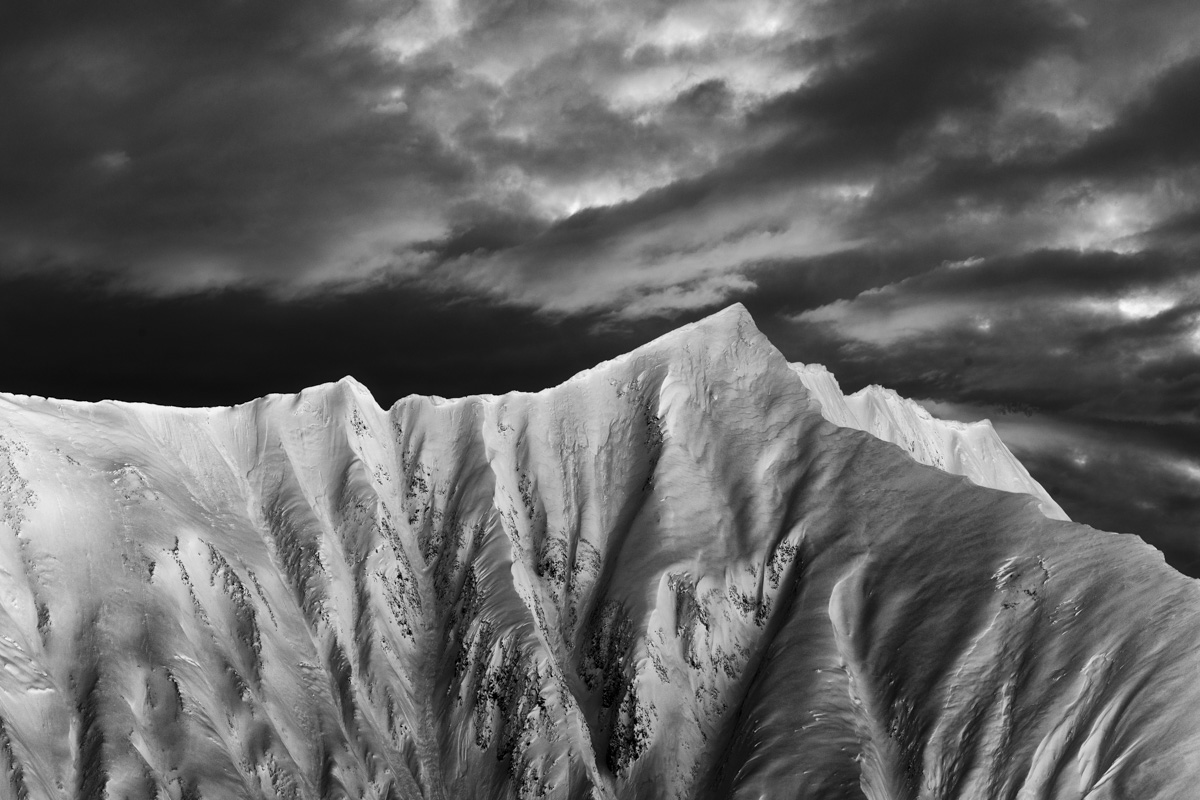 Hochalpen am Fernpass in Schwarz-Weiß, Dramatische Schneegrate am Hahntenjoch, Lechtal Winterkunst