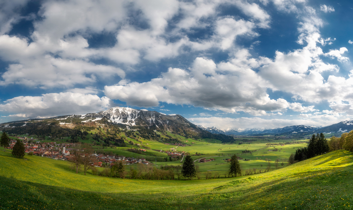 Grünten, Frühlingspanorama mit Dorfidylle, Sonnige Bergwelt - Landschaftsfotografie Oberallgäu