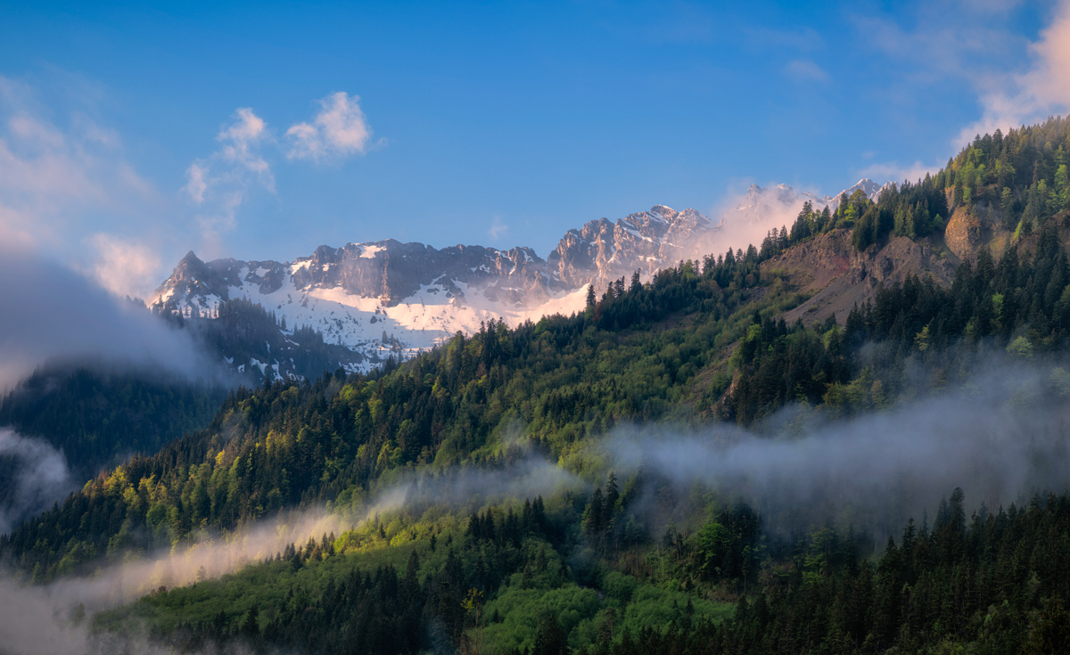 Hinterstein, Breitenberg im Frühlingslicht, Wolkenverhangene Gipfel - Bergfotografie Oberallgäu