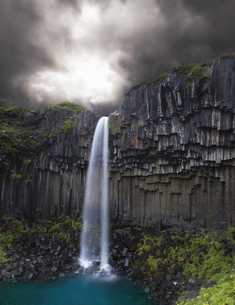 Svartifoss mit türkisblauem Pool, Basaltsäulen Hochformat, Naturkathedrale - Kunstfotografie Island