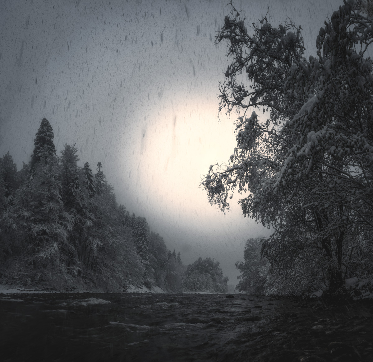 Schneefall an der Trettach bei Rohrmoos in Schwarz-Weiß, Winterliche Stille im Tiefenbacher Tal, Moody Winterkunst