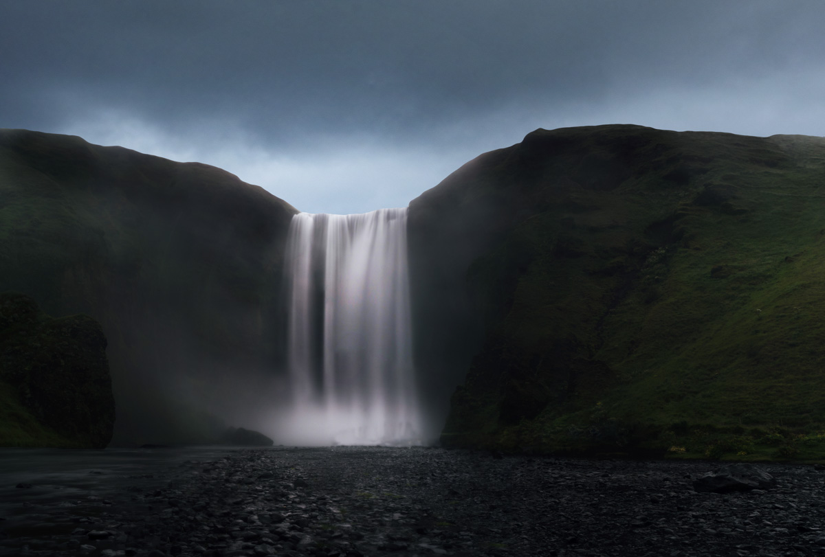 Skógafoss Wasserfall frontal, Mystische Langzeitbelichtung, Dunkle Kraft - Kunstfotografie Island
