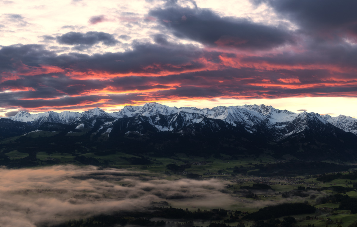 Ofterschwanger Horn Sonnenaufgang, Rubihorn und Sonnenköpfe im Morgenrot, Nebel über Gunzesried - Bergfotografie Allgäu