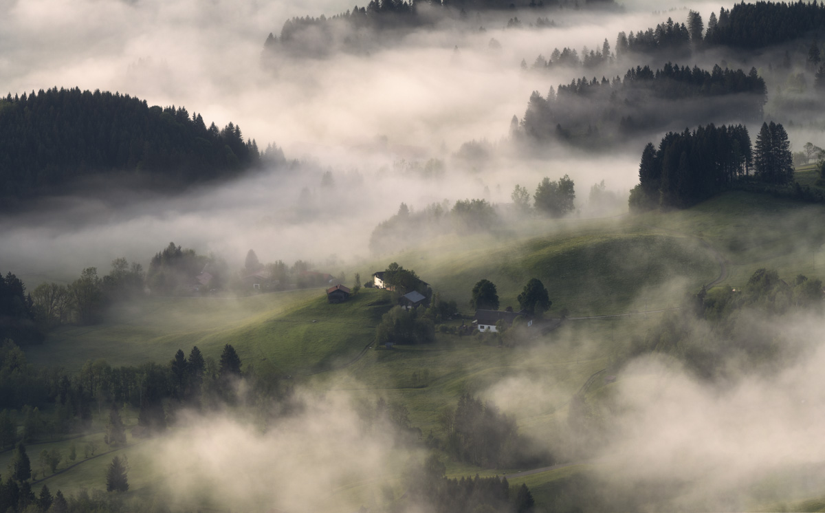 Nebelmeer bei Ofterschwang im Herbst, Bauernhöfe über den Wolken, Mystische Morgenstimmung im Allgäu