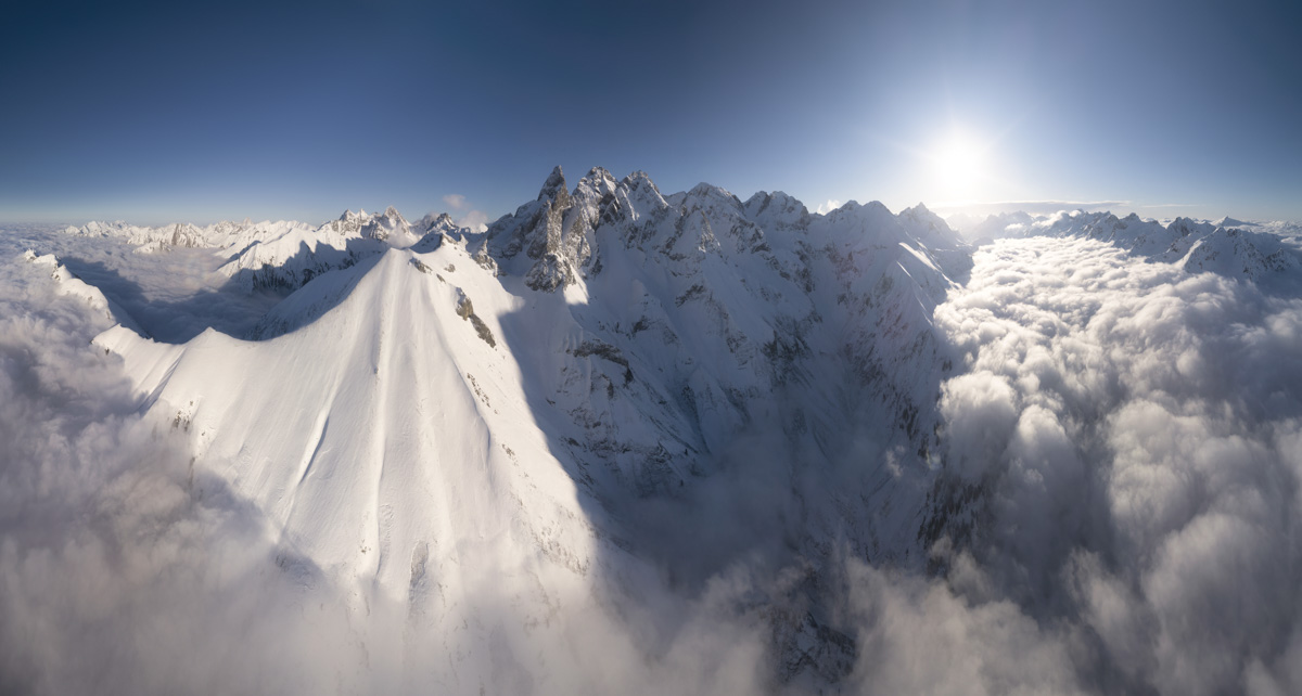 Trettachspitze und Mädelegabel über Einödsbach aus der Luft, Verschneite Hochalpen mit Wolkenmeer, Winterliches