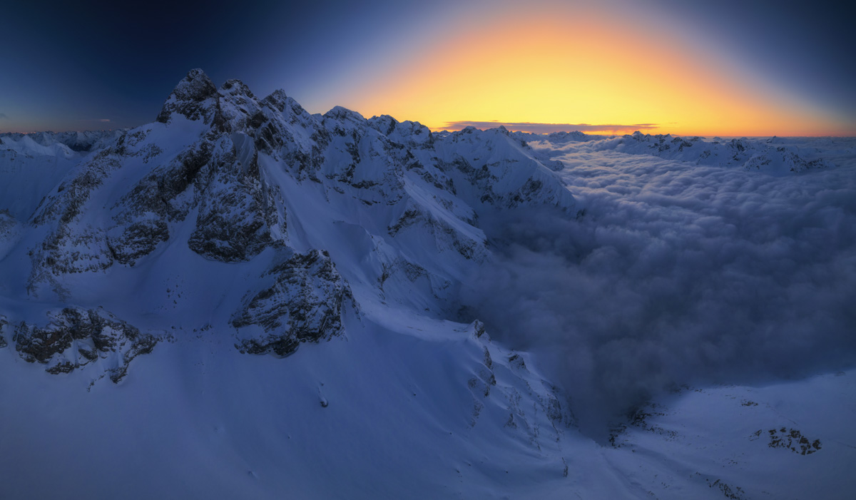 Trettach über dem Nebelmeer im Winter, Einödsbach Hochalpen Sonnenuntergang Drohne, Goldener Horizont - Bergfotografie Allgäu
