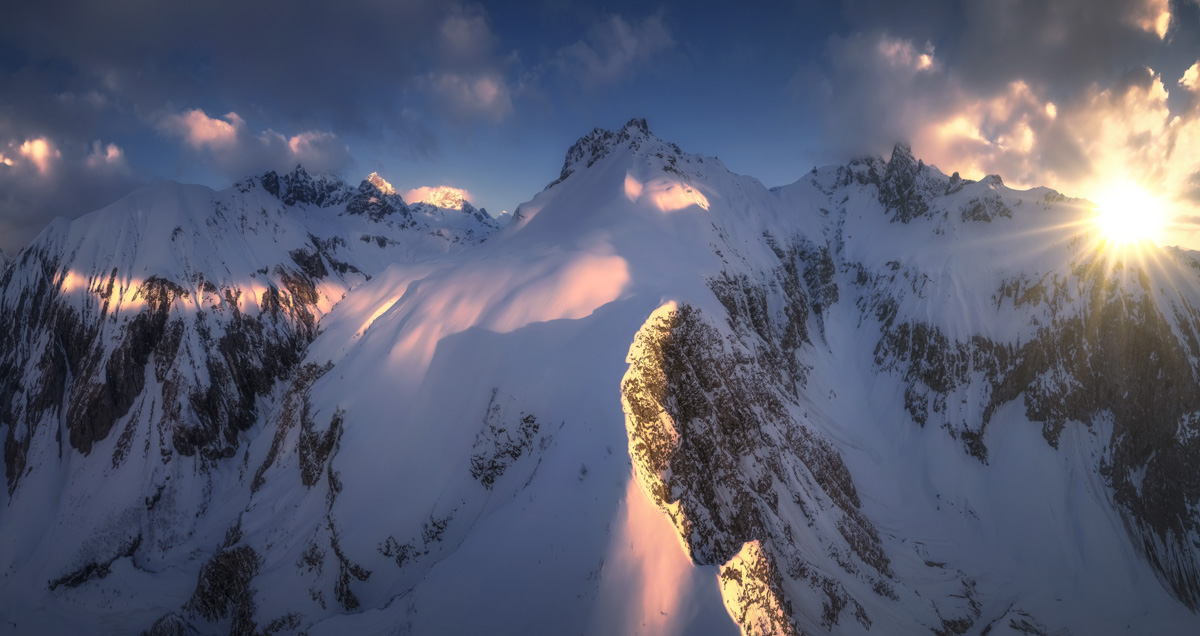 Sonnenstern über verschneitem Trettachgrat, Winterliches Drohnenpanorama bei Einödsbach, Oberstdorf - Allgäu