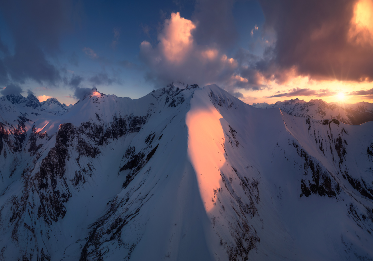 Trettach, Dramatische Wolken über verschneiten Graten, Winterabend - Bergfotografie Oberstdorf
