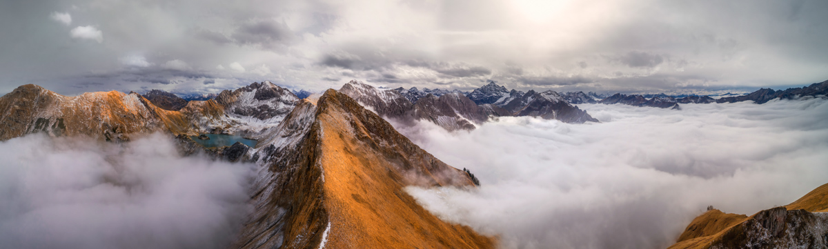 Hinterstein, Herbstpanorama über dem Nebelmeer, Goldener Bergkamm - Bergfotografie Oberallgäu