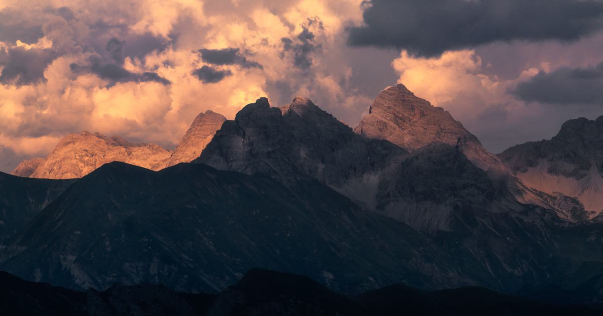 Oberstdorf, Gewitterstimmung bei Sonnenuntergang, Alpenglühen am Sommerhimmel - Bergfotografie Allgäu