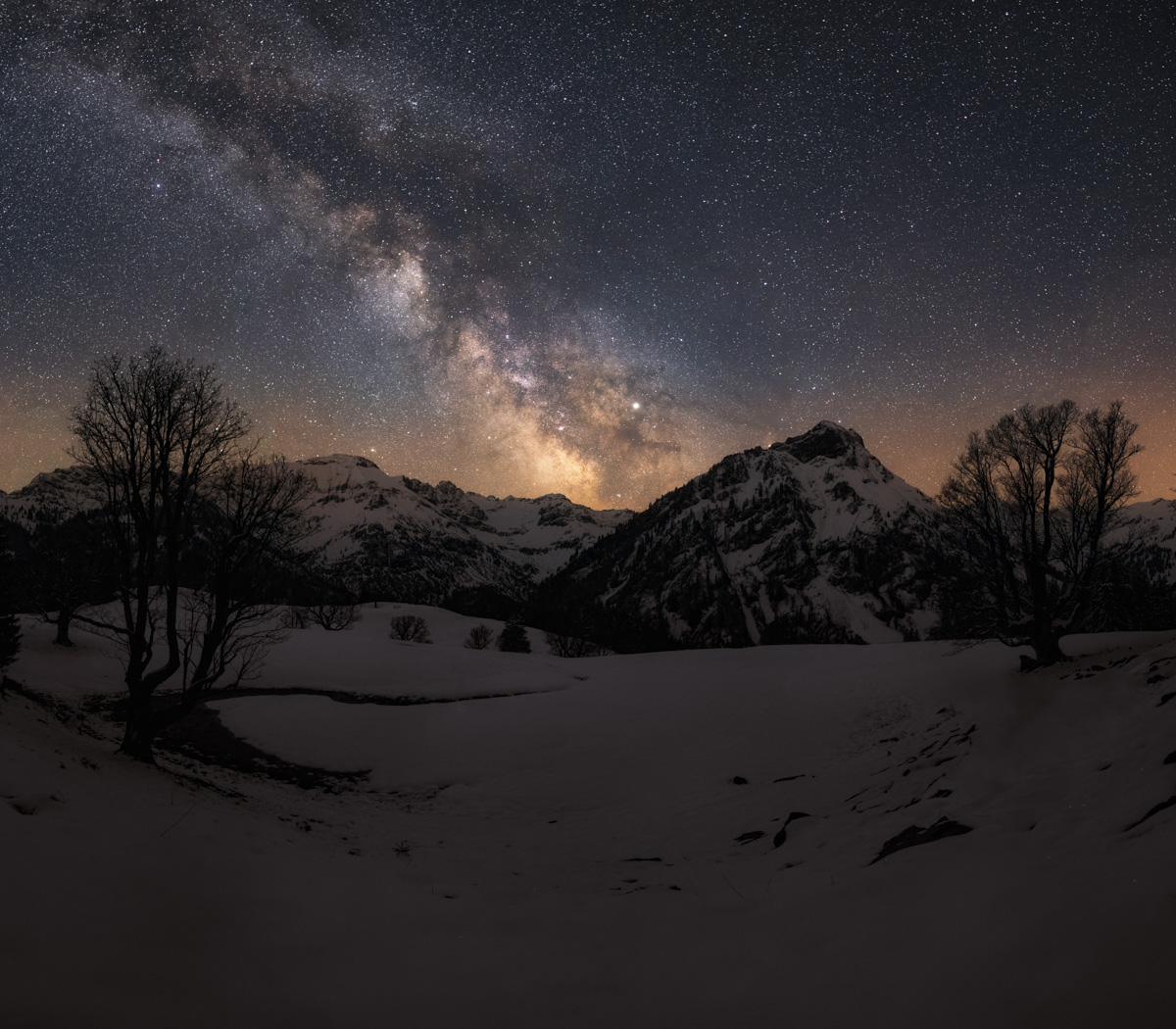 Milchstraße über verschneitem Hinterstein, Winterliche Sternennacht in den Allgäuer Alpen, Oberallgäu - Allgäu