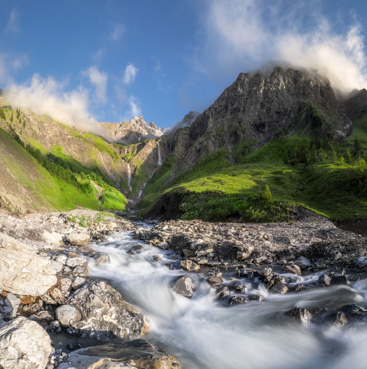 Gebirgsbach und Wasserfall am Fürschießer, Sommerliche Bergidylle an der Hirnenalpe, Krottenkopf Oberstdorf - Allgäu