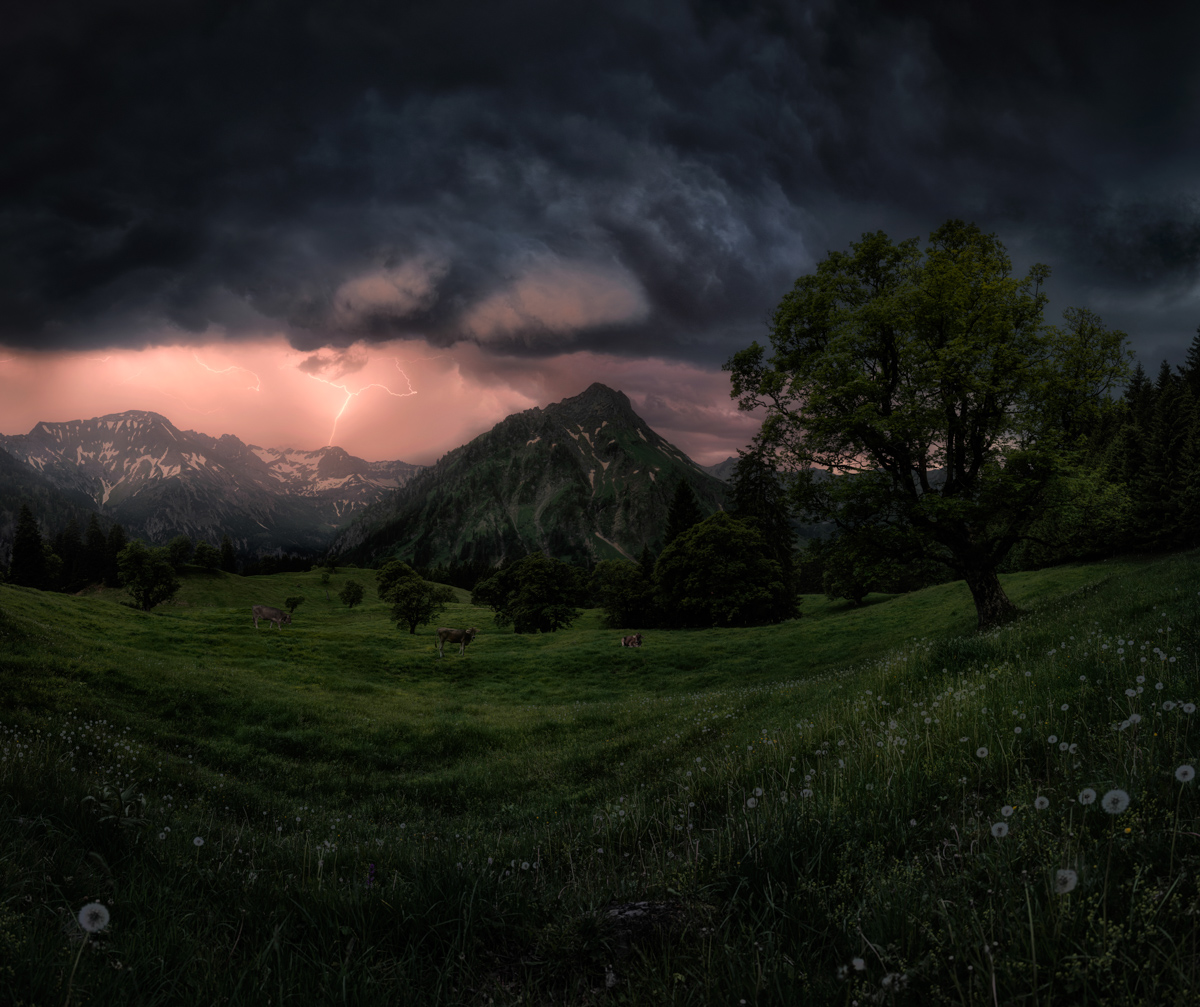 Hinterstein, Sommergewitter über der Almweide, Blitze am Berghorizont - Landschaftsfotografie Oberallgäu