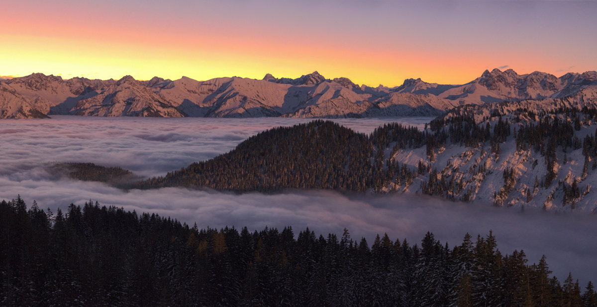 Riedberger Horn, Endloses Nebelmeer unter verschneiten Alpengipfeln im Morgenrot, Winterlicher Sonnenaufgang im Oberallgäu