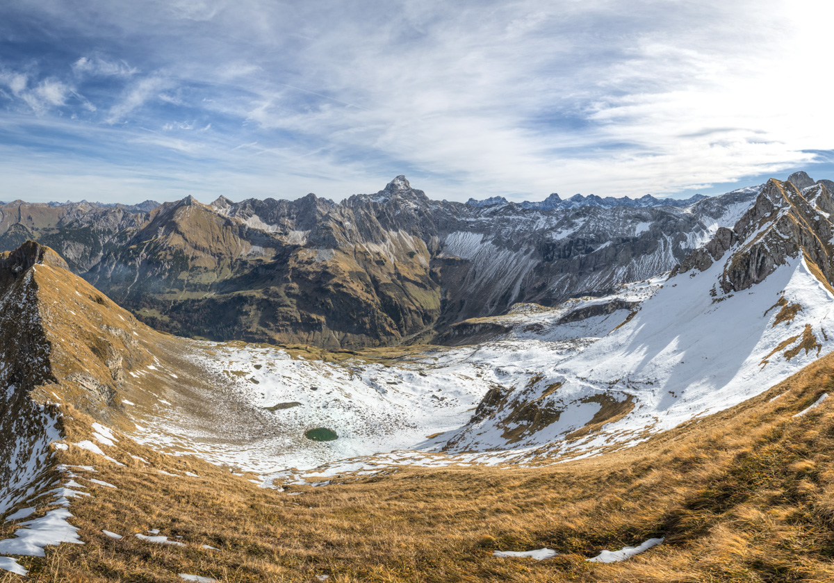 Laufbacher Eck und Hochvogel im Herbstkleid, Erste Schneefelder und goldenes Gras, Bergpanorama Hinterstein - Allgäu