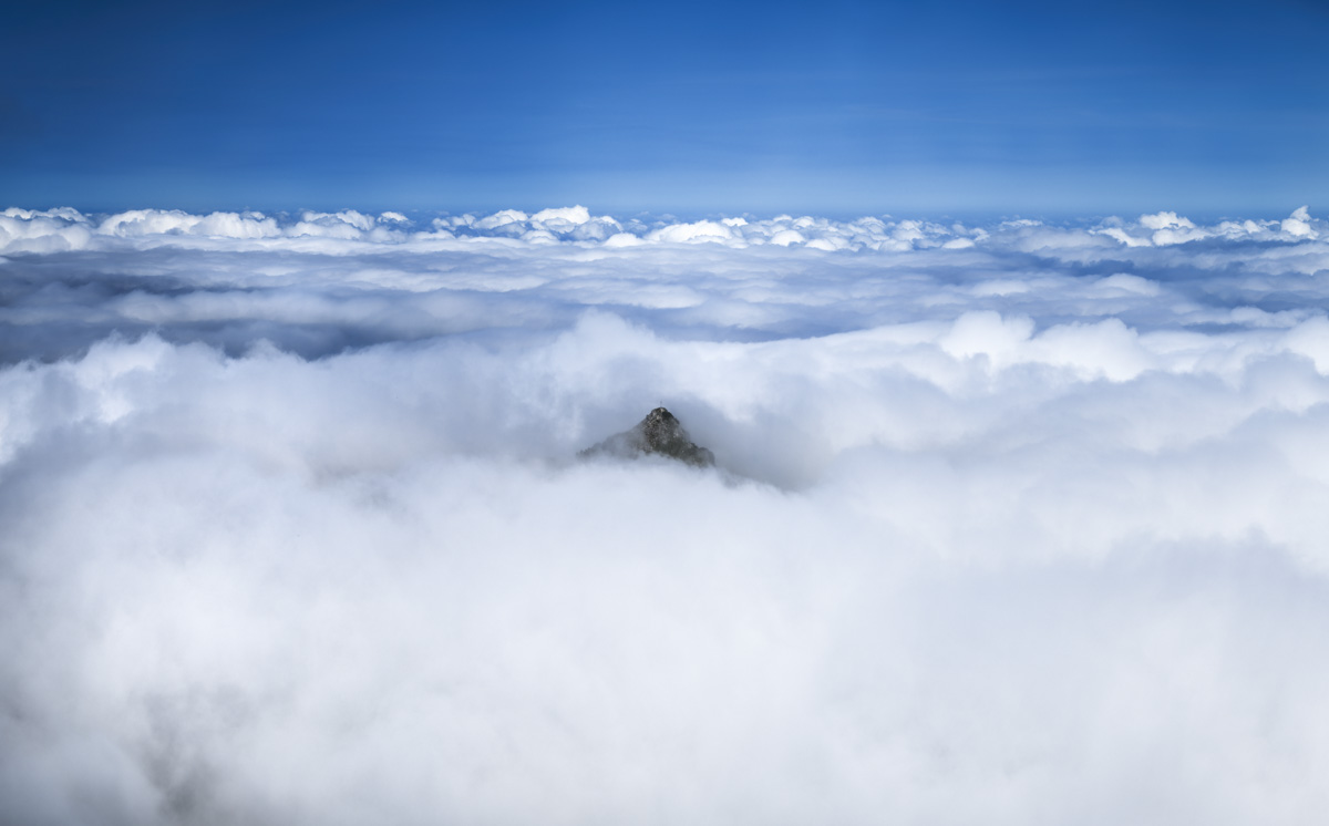 Gipfel über dem Wolkenmeer am Nebelhorn, Einsame Bergspitze zwischen Himmel und Wolken, Oberstdorf - Allgäu