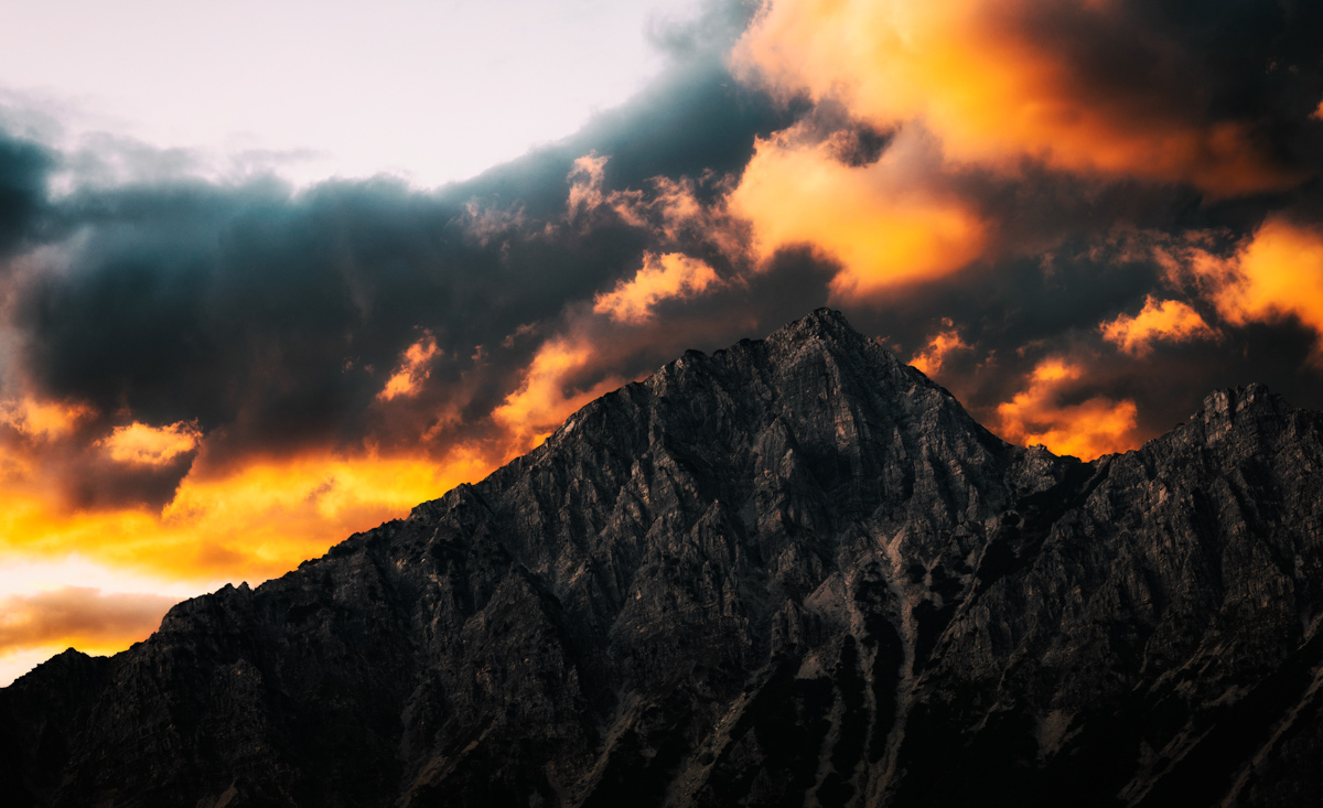 Hinterstein, Feuerroter Himmel über Ponten und Bschießer, Sommermorgen - Bergfotografie Allgäu