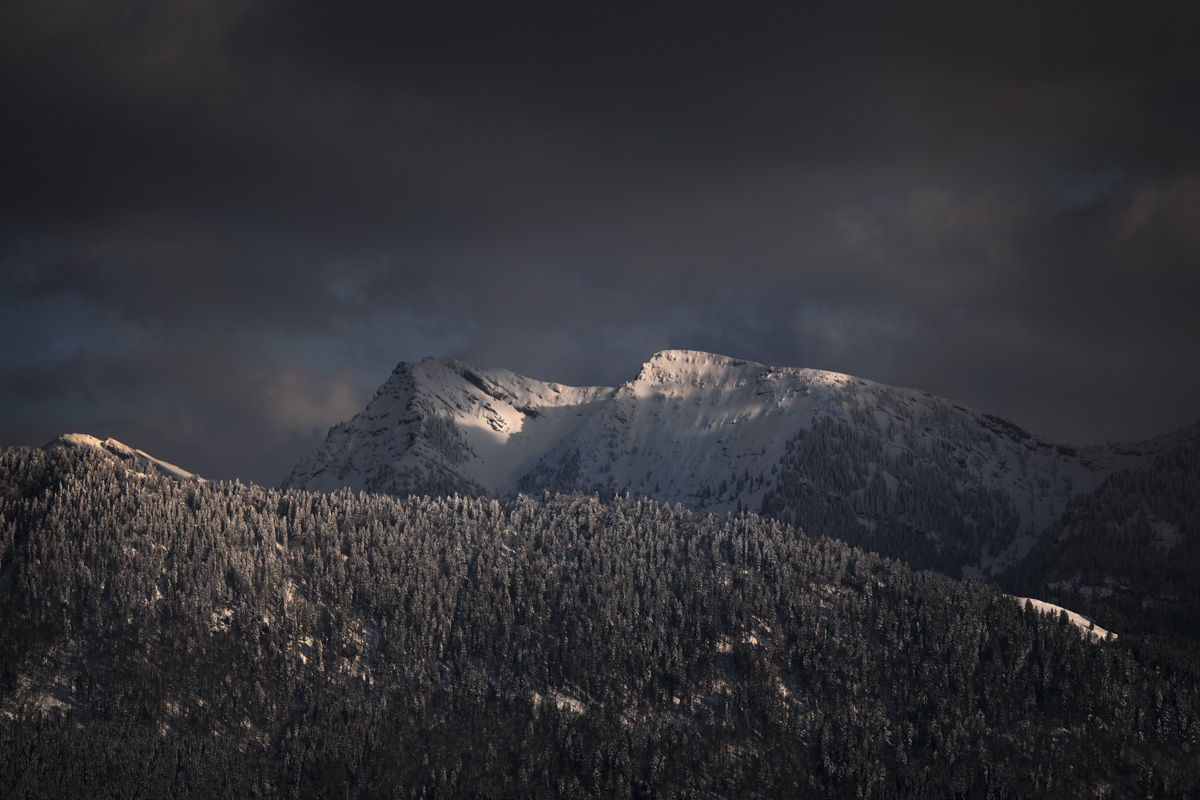 Nagelfluhkette im Winterlicht, Verschneiter Hochgrat bei Oberstaufen unter dunklem Himmel, Steibis - Allgäu