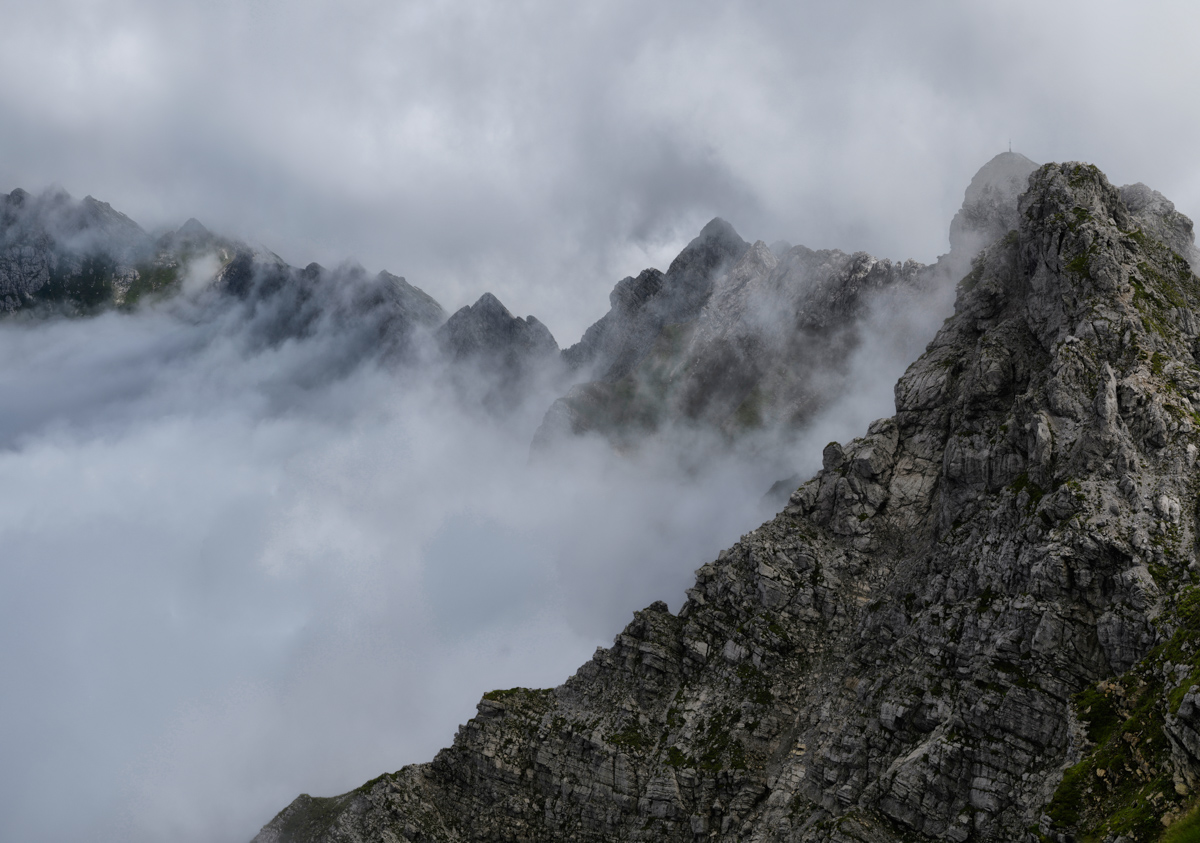 Oberstdorf, Hindelanger Klettersteig im Nebel, Großer Daumen - Bergfotografie Allgäu