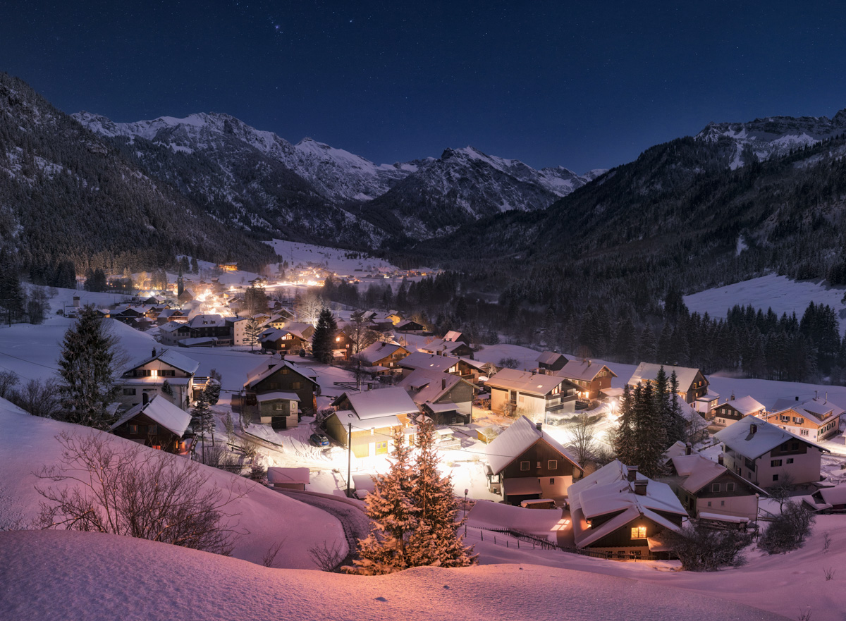 Hinterstein im Winterzauber, Verschneites Bergdorf bei Nacht mit Weihnachtsbaum, Winternacht Allgäu - Oberallgäu