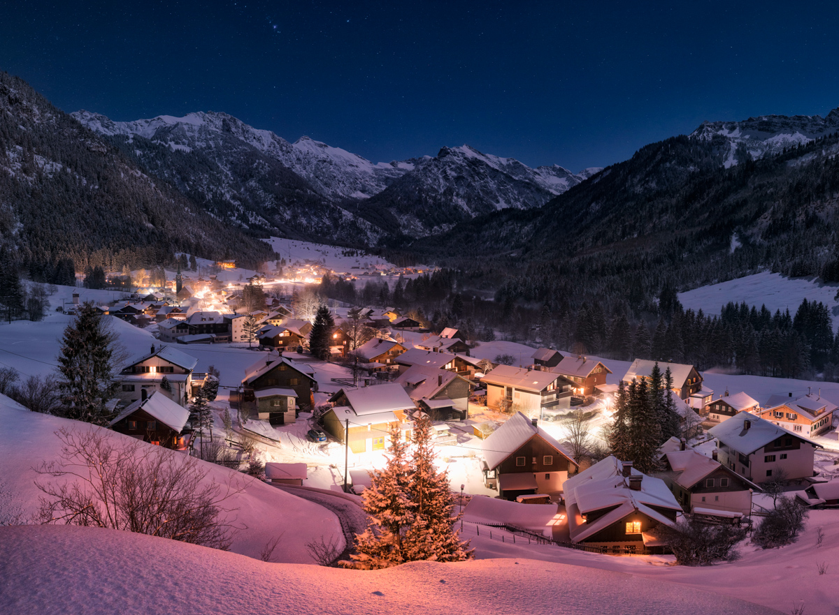 Hinterstein, Verschneites Bergdorf bei Nacht, Weihnachtliche Winterstimmung - Landschaftsfotografie Oberallgäu