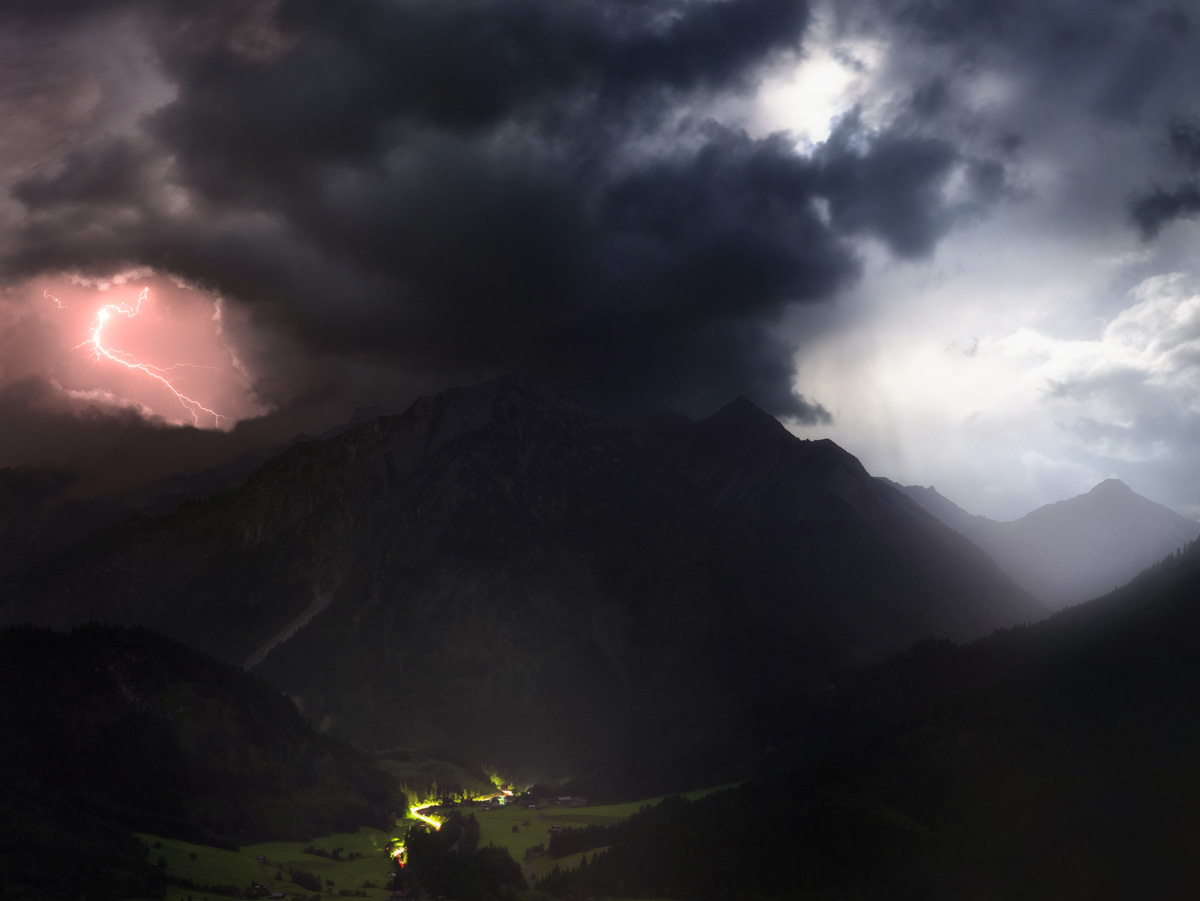 Gewitter über Bad Hindelang, Blitze und Vollmond am Imberger Horn, Gewitterdrama Allgäu - Oberallgäu